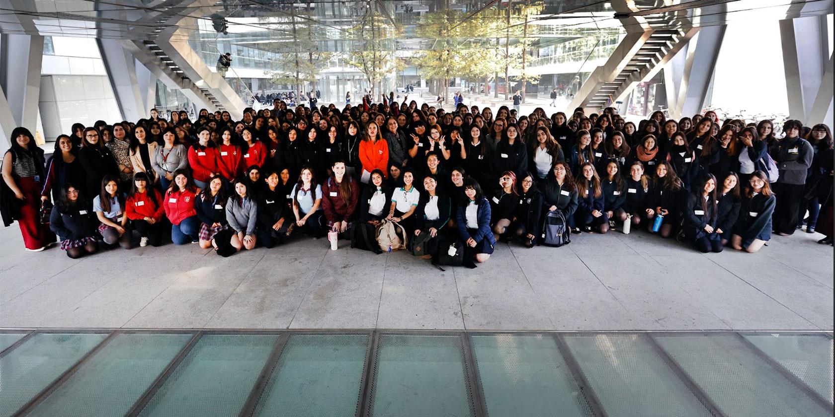 Más de 200 estudiantes mujeres de liceos Bicentenario visitaron la Universidad de Chile en el Día Mundial de la Mujer Matemática
